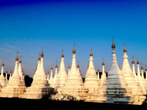 stupas-i-solnedgang-mandalay