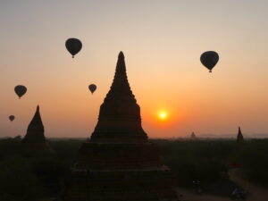 ballongfard-over-tempel-bagan